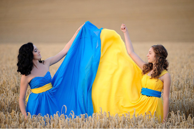 Девушки и украинский флаг