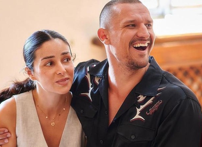 Цимбалюк запостив відео, де пристрасно цілує відому співачку