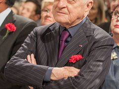 Пьера Берже наградили орденом Почетного легиона