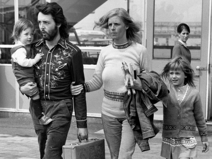Пол Маккартни и его жена Линда с дочками Мэри и Хизер, 1971 год.