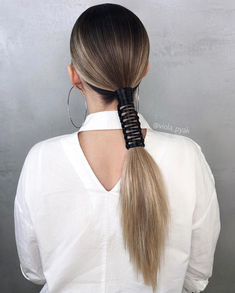 Хвост с акцентной деталью — прическа на Новый год 2021