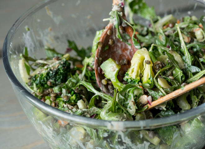 Літній рецепт: легкий салат із зелених овочів
