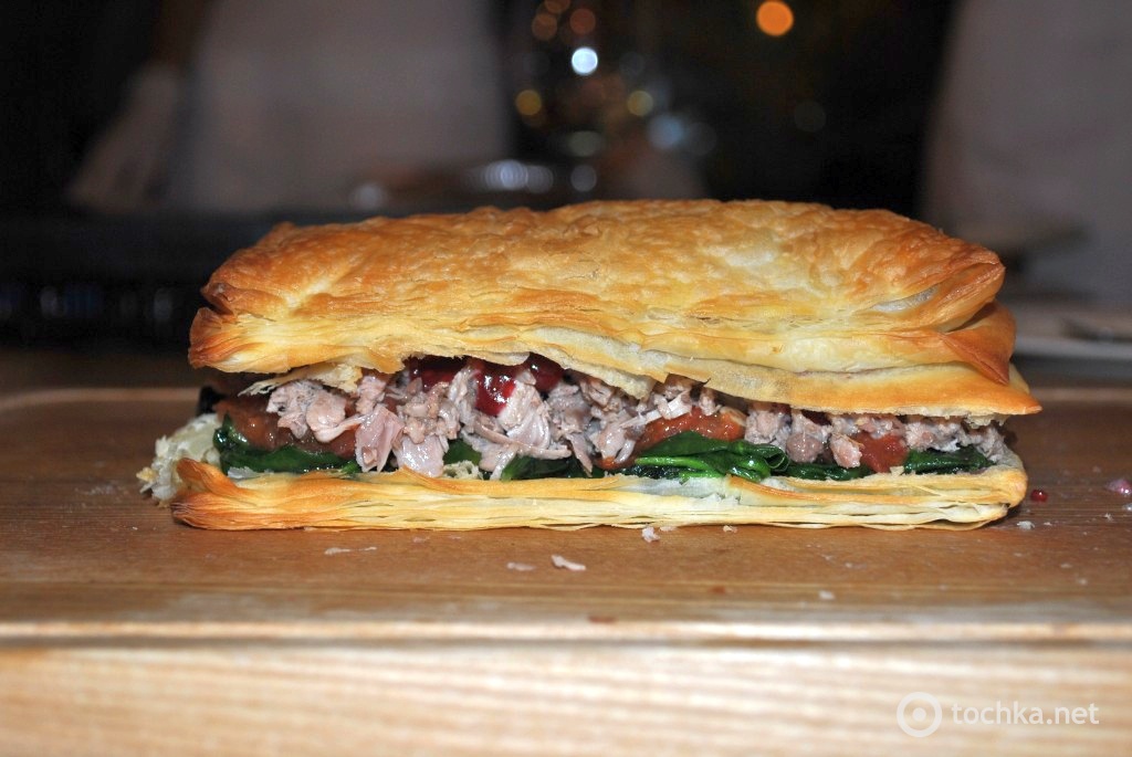 Как приготовить утку - Слоеный пирог со шпинатом и малиновым соусом