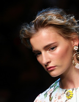 Зачіски для довгого волосся у стилі Dolce & Gabbana Зачіски для довгого волосся у стилі Dolce & Gabbana