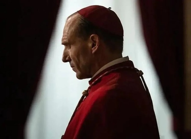 Конклав: Рейф Файнс, Стенлі Туччі та Ізабелла Росселліні в детективному трилері про інтриги Ватикану