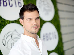 Тейлор Лотнер