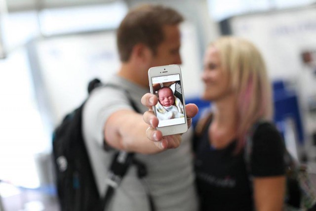 Пара первый раз видит своего приемного малыша