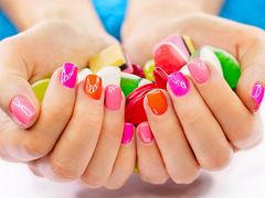 Как сделать маникюр с помощью губки в домашних условиях?