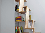 Сходи з книжковими полицями