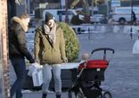 Дьявольский малыш пугает прохожих