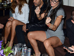 Деми Мур показала ноги