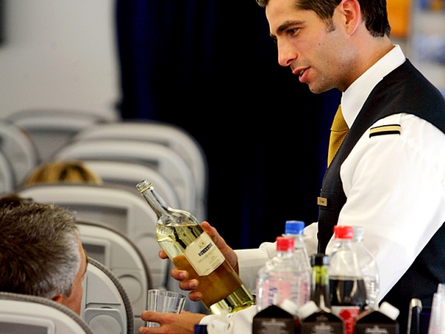 Вин самолет. Алкоголь в самолете. Напитки на борту самолета. Выпивка в самолете. Вино на борту самолета.