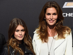 Кайя Гербер та Сінді Кроуфорд на обкладинці Vogue