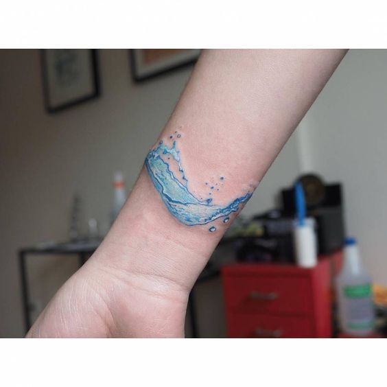 25 татуировок с морем и волнами, которые впечатлят даже твою маму