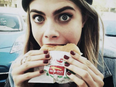 Кара Делевинь и бекон