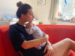 Емілі Ратажковскі з сином