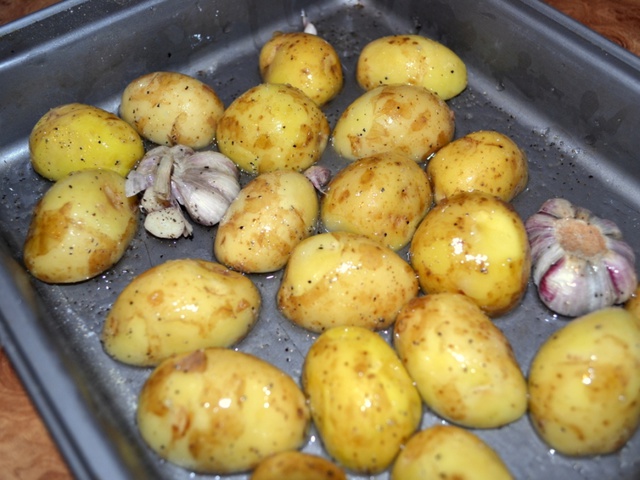 Запеченный в духовке с чесноком картофель