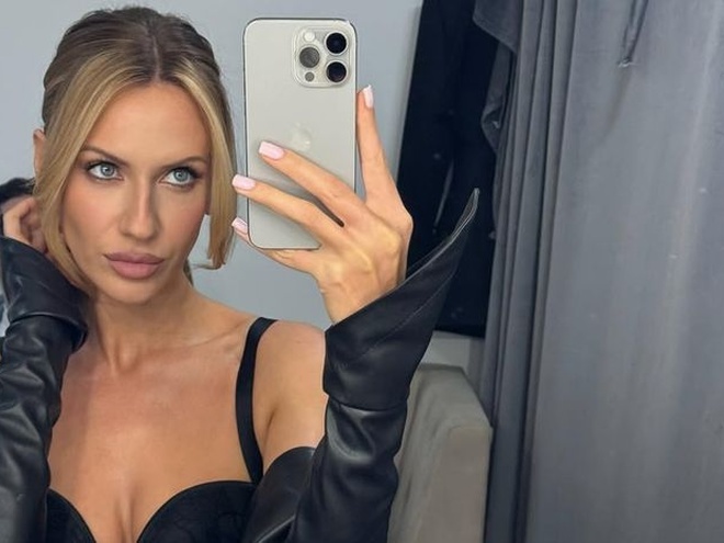 Нікітюк з гумором порівняла свої селфі до та після народження сина