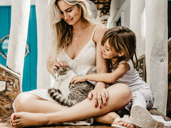 мати донька та кішка