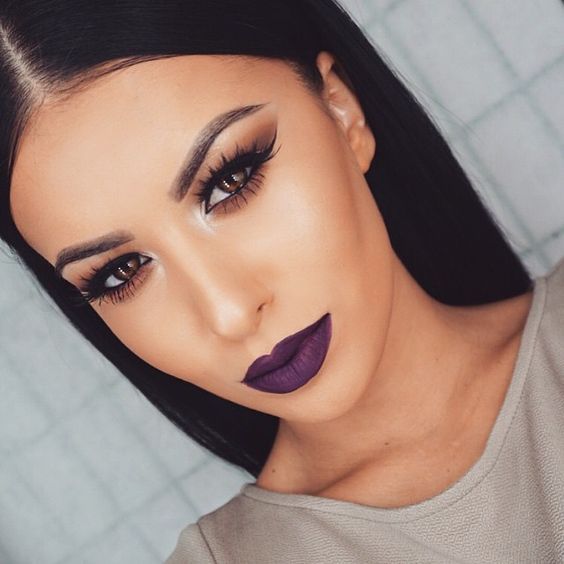 Темна помада на губах