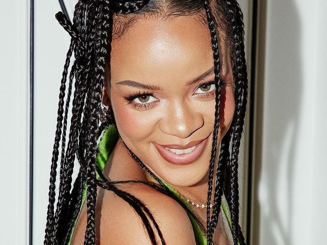 Ріанна викликала фурор вагітними світлинами в спідньому й на підборах