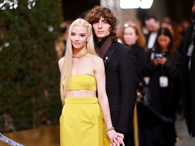 Аня Тейлор-Джой із «Ферзевий гамбіту» розсекретила, як чоловік покликав її заміж