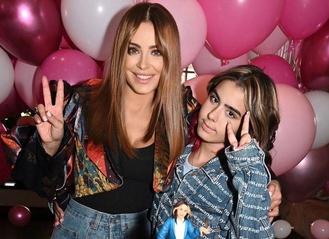 "Ми надсилаємо вам усмішку!": Лорак показала доньку та їхню новорічну ялинку