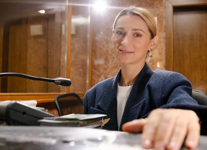 Певица TAYANNA на день стала касиром Укрзалізниці