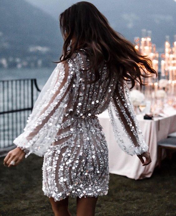 Блестящие и металлизированные наряды на Новый год 2021