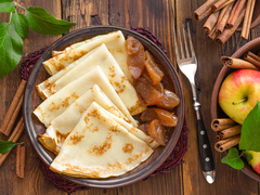 Оладьи с яблоками – вкусный десерт осени