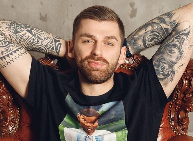 Андрій Рибак із «Холостячки» розсмішив фанів архівним фото зі шкільного альбому