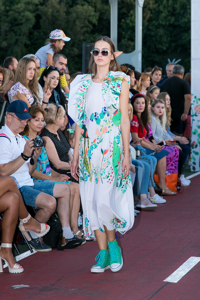 Fashion Show SEREBROVA SS20 на Пешеходном мосту через Днепр: фотоотчёт