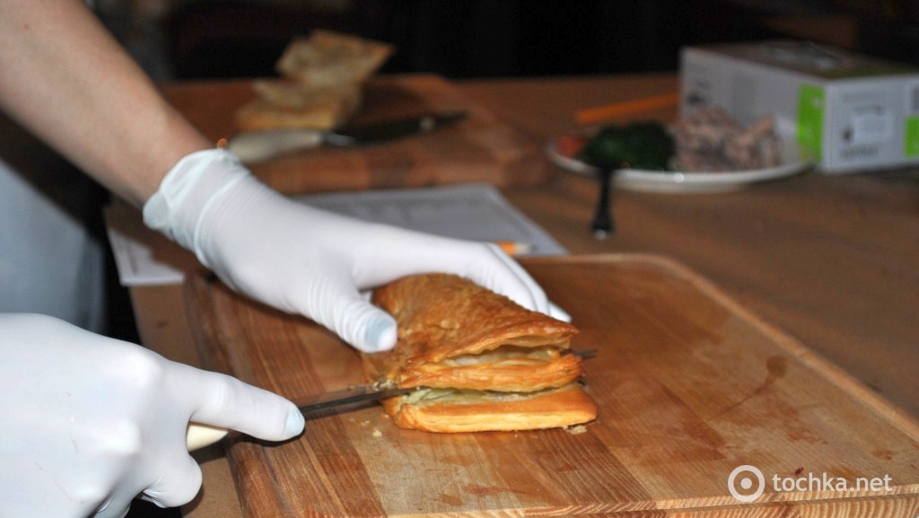 Как приготовить утку - Слоеный пирог со шпинатом и малиновым соусом