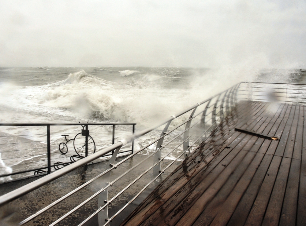 Шторм в Одессе: город накрыла разрушающая сила стихии