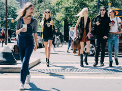 Как носить комбинезон: 10 образов от звезд street-stye