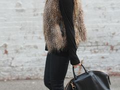 С чем носить меховую жилетку?