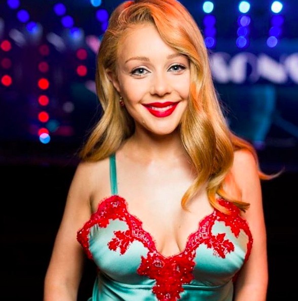 Тіна Кароль у сукнях-ночнушках