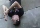 двері гаража проти скейтериста