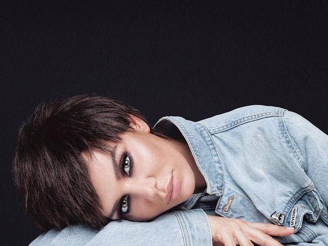 Анна Седокова примерила образ короткостриженной брюнетки