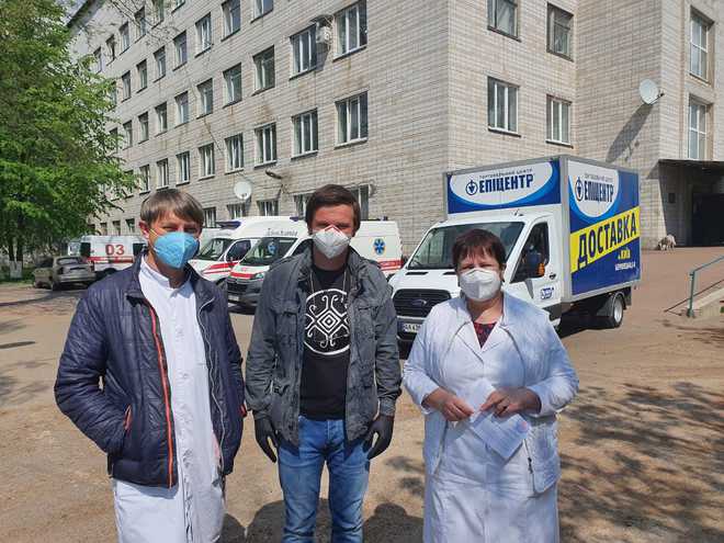 Дмитро Комаров разом з бізнесменами повністю забезпечили дві лікарні засобами захисту та дезінфекції