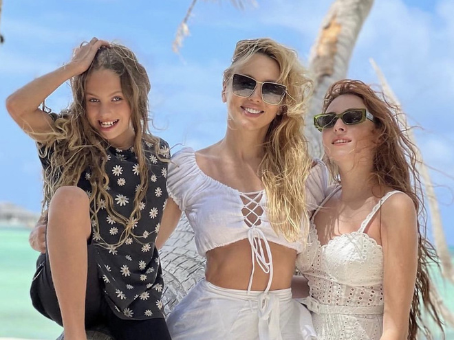 "Нічого не змінюється": Полякова показала архівне фото доньок