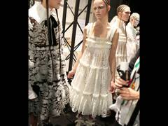 backstage показа Alexander McQueen