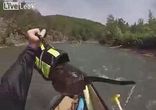 Собака выпрыгнула с байдарки