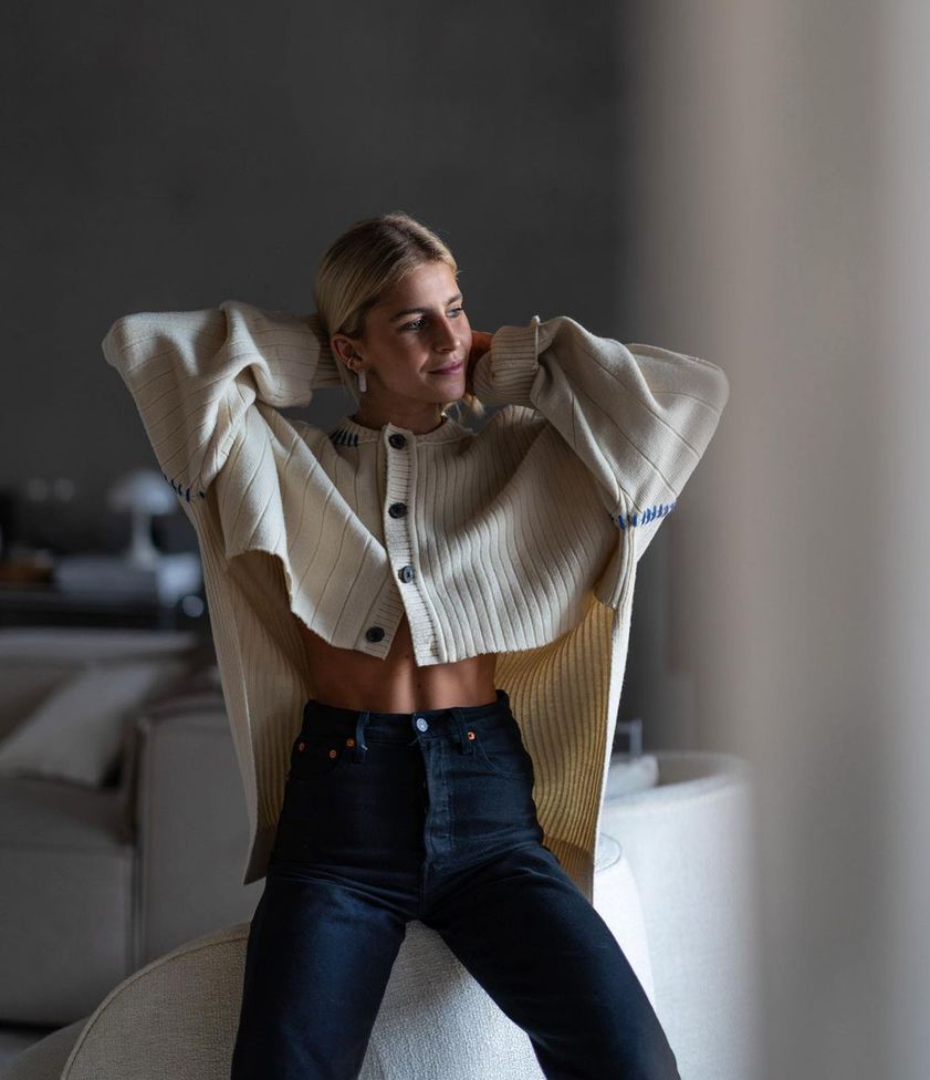 С чем носить джинсы весной 2021: укороченный кардиган