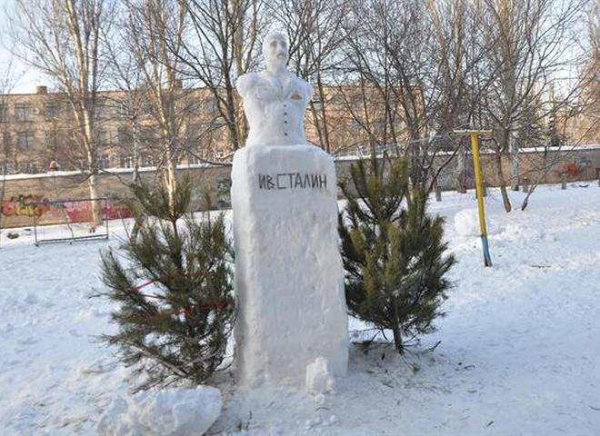 Сталин из снега в Запорожье