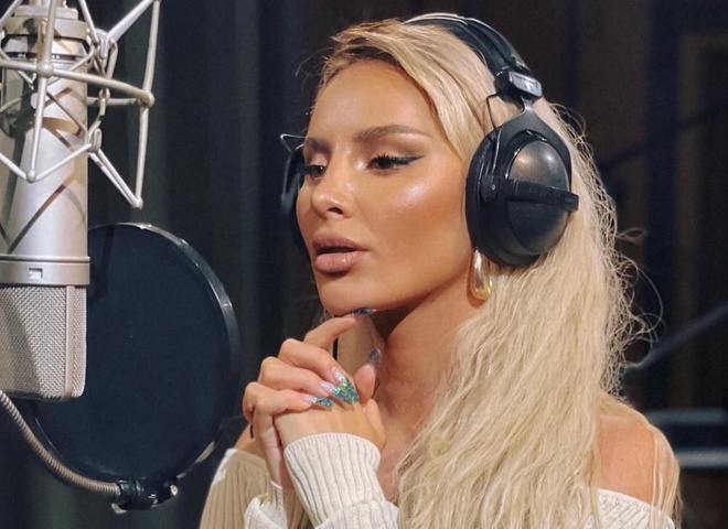 "Навіть Лорак таким не займалася": Зрадниця Asti висміяла українську мову