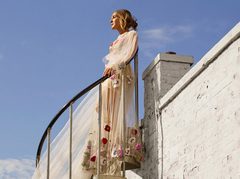 Выше облаков: Сара Джессика Паркер в романтичной фотосессии на крыше высотки