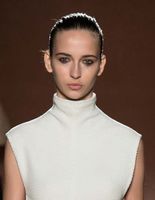 Victoria Beckham Осень 2015: макияж и прически с показа