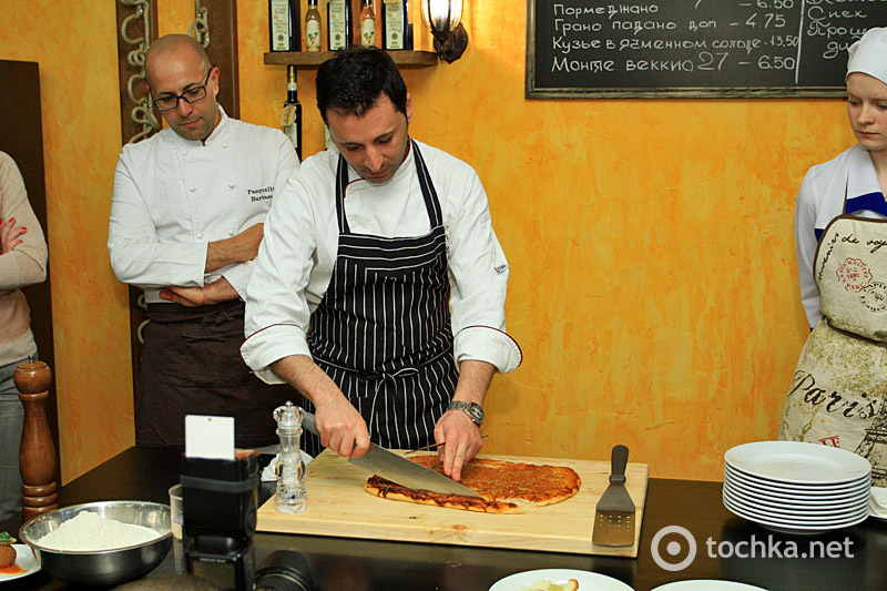 Шоу по приготовлению акробатической пиццы в ресторане La Forchetta, часть 2