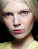Бьюти-тренд весны: эффект недокрашенных губ